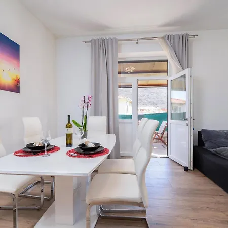 Apartamento Stunning In With Wifi Raša
